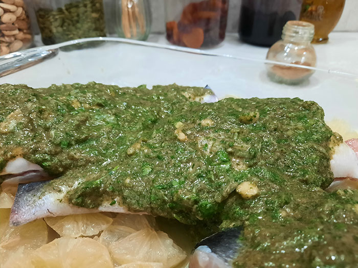 הוספת הרוטב לדגים