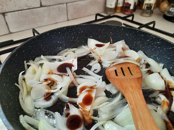 טיגון הבצל והוספת סילאן