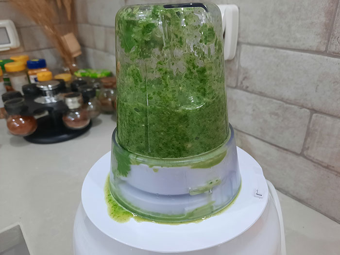 טחינת המרכיבים באמצעות מטחנת תבלינים או מעבד מזון אחר