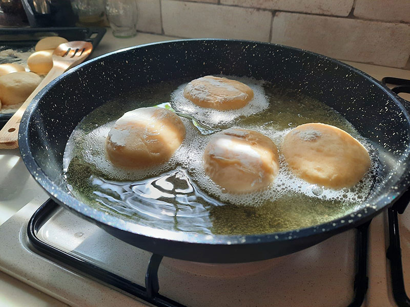 טיגון סופגניות במחבת