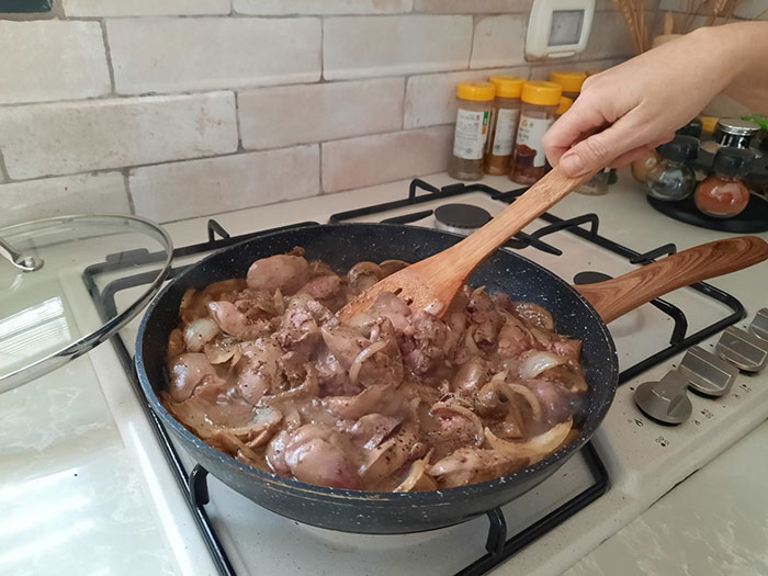 כמעט מוכן מעדן הוסיפו סלט עגבניות בחומץ עם לחם שחור או לבן