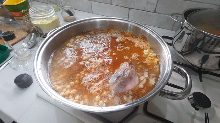 כאשר מגיע לרתיחה להוסיף את התפוחי אדמה לסיר.