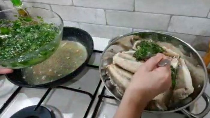 הוספת התבלינים והכוסברה