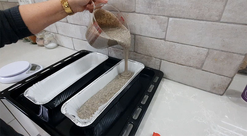 יציקת הבלילה לתבניות אפיה