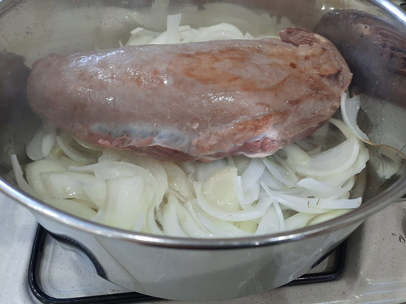 הוספת הצלי לבצל המטוגן בסיר