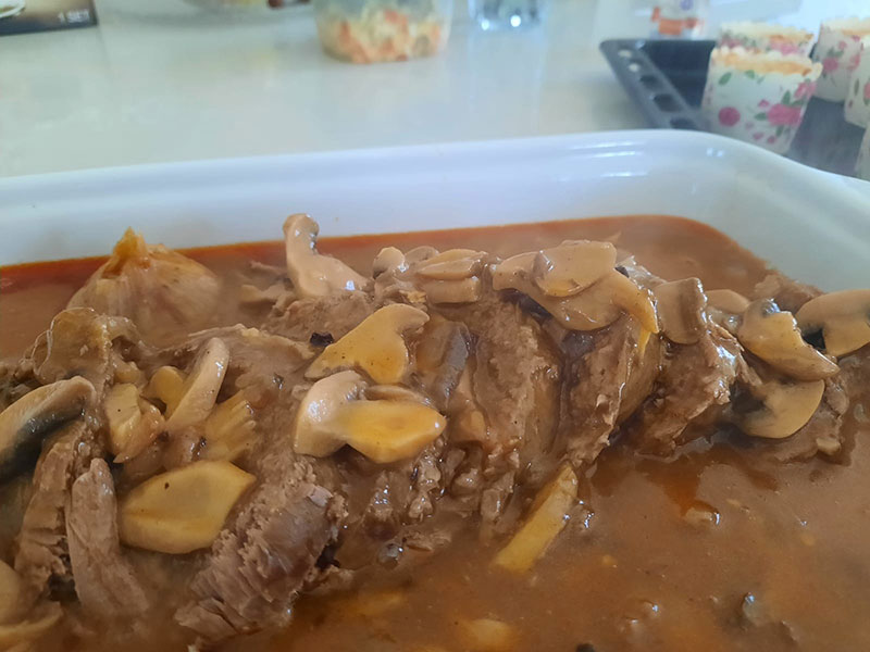 צלי בשר פילה מדומה ברוטב פטריות מוכן להגשה
