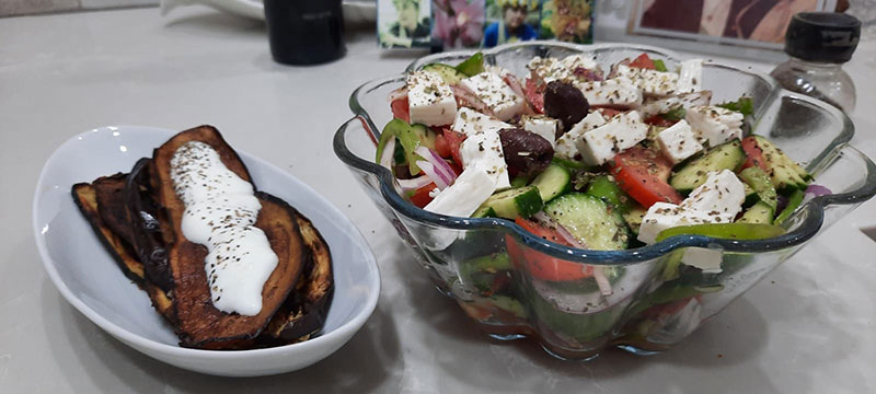 סלט יווני וחצילים עם יוגורט לחג שבועות