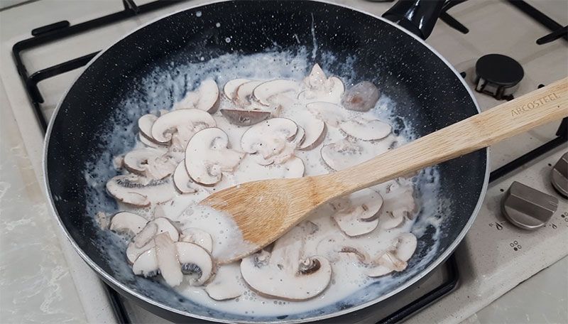 תהליך הכנת קרם שמנת ופטריות במחבת