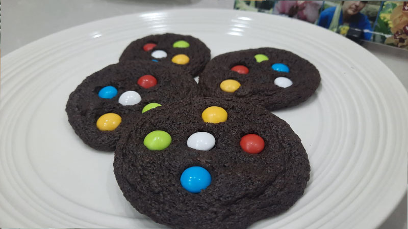 עוגיות שוקולד עם סוכריות m&m