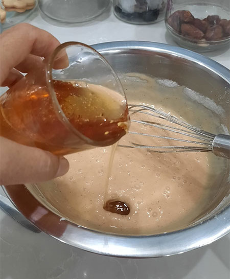 הוספת סירופ קרמל לבלילה