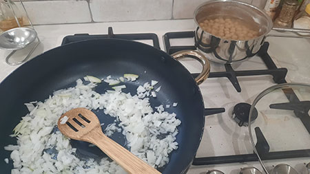 טיגון בצל לקציצות דגים ברוטב