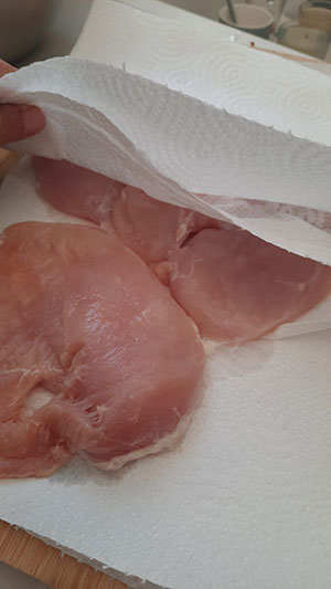 ייבוש חזה עוף בנייר סופג  