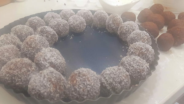 כדורי חמאת בוטנים ודבש בציפוי קוקוס