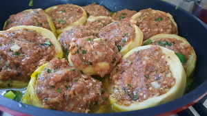 ארטישוק ממולא בשר וירק ברוטב לימון וסלרי