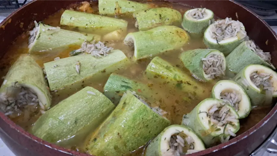 הוספת מים לבישול קישואים ממולאים