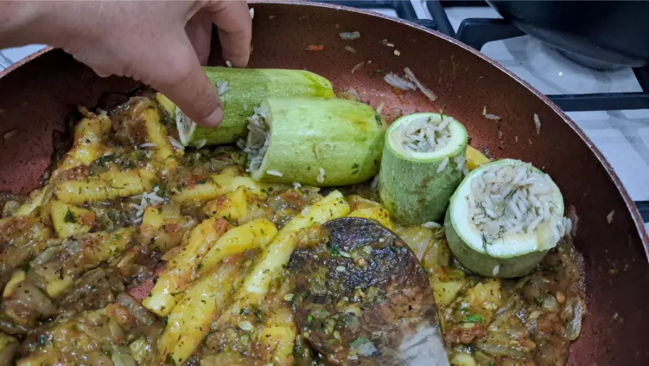 סידור קישואים ממולאים בסיר