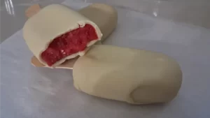 שלגון סורבה תות בציפוי שוקולד לבן