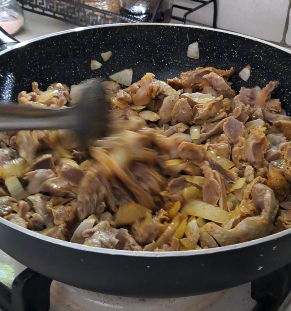 הקפצת קורקבנים במחבת