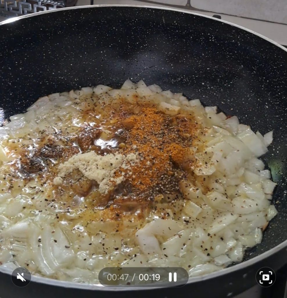 טיגון בצל עם תבלינים